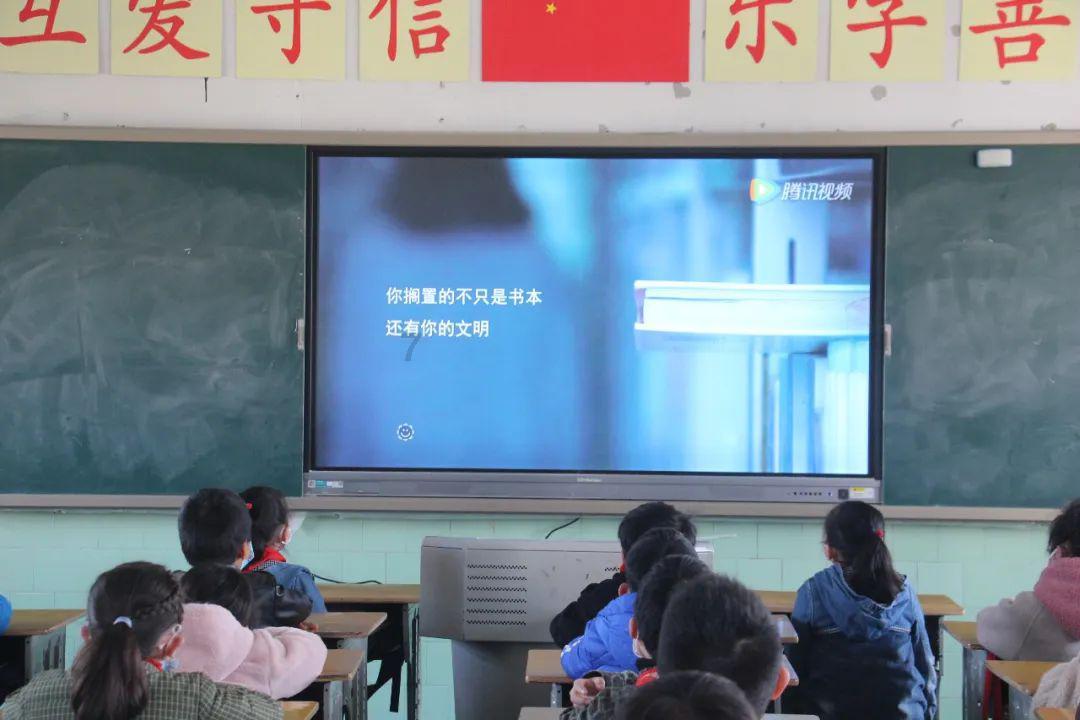 假期孩子经常玩游戏到凌晨，睡到中午才起床，需要干预吗？