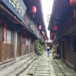 右脚大拇指前端粉碎性骨折，可以申请工伤鉴定吗？可以的话，是几级？怎样得到赔偿？请懂这方面的朋友说说